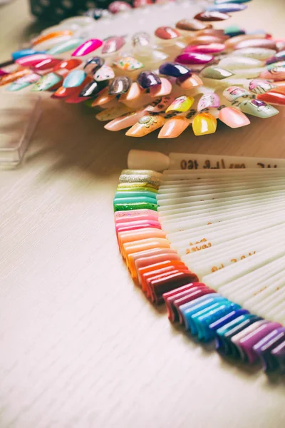 Set van verschillende nagellak kleuren op palet — Stockfoto