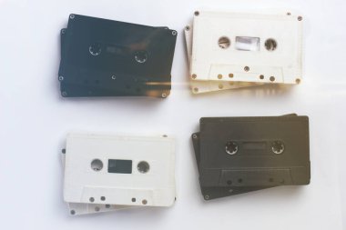 Vintage beyaz ve siyah kaset izole beyaz arka plan teyp. Tonda