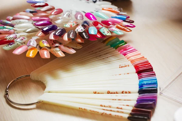 Jeu de différentes couleurs de vernis à ongles sur la palette — Photo