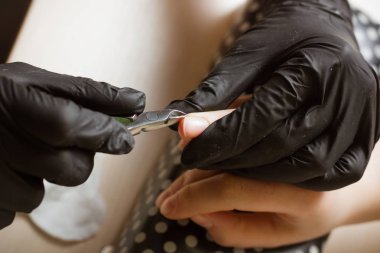 işaret parmağı tırnak Güzellik Salonu manikür parlatma manikürcü. Manikür süreci adım.