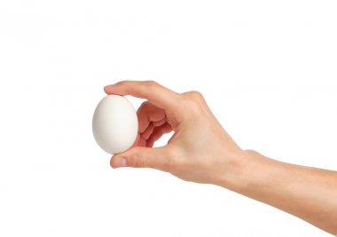 Kopya alanı ile beyaz bir arka plan üzerinde beyaz bir yumurta tutan el