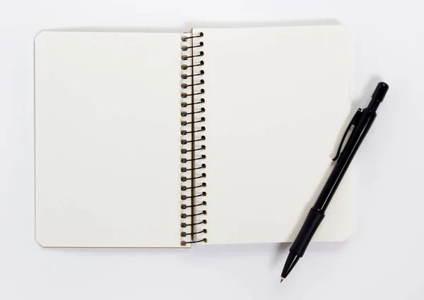 Caderno com caneta isolada sobre branco — Fotografia de Stock