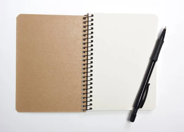 Caderno com caneta isolada sobre branco — Fotografia de Stock