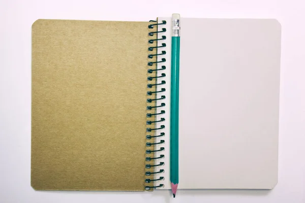 Notizbuch mit Bleistift isoliert auf weiß — Stockfoto