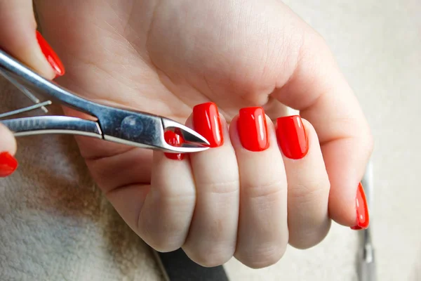 Salón de belleza, aplicación de manicura, corte de la cutícula con tijeras — Foto de Stock