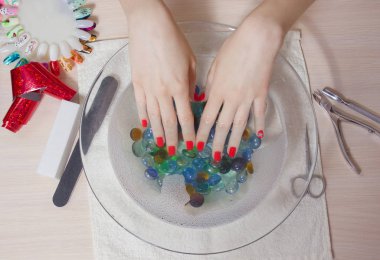 Güzel kadının elleri ile manikür su kase