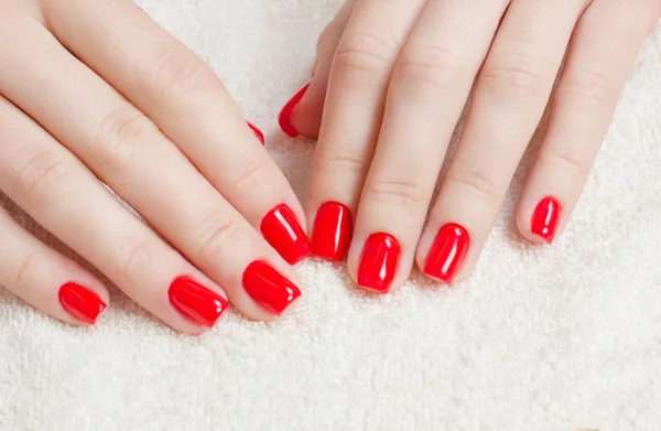 Manicura - Foto de tratamiento de belleza de uñas de mujer bien cuidado con esmalte de uñas rojo . — Foto de Stock