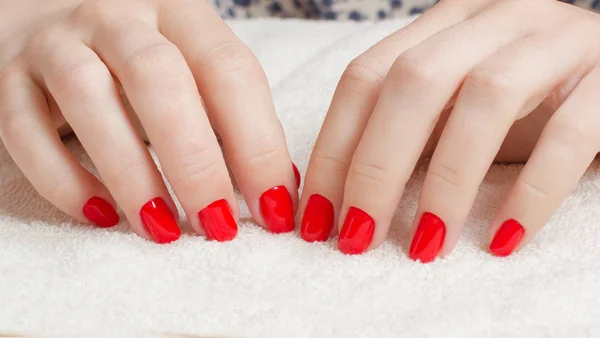 Manicure - Piękno leczenie zdjęcie ładne manicure kobieta paznokcie z czerwonym lakierem do paznokci. — Zdjęcie stockowe