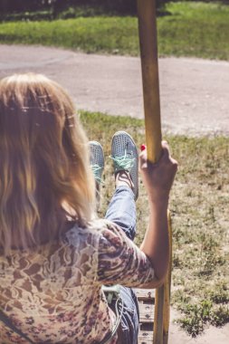 Parkta sallanan bir kadın