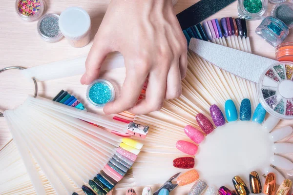 Nail art concept. Vrouw decoratie op de nagels op witte tafel maken — Stockfoto