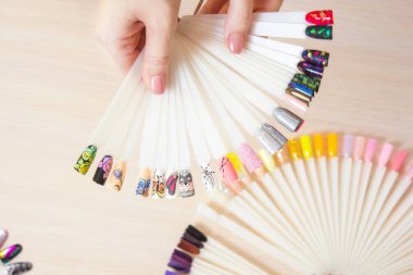 Üstten Görünüm kadın renk shellac oje seçer.