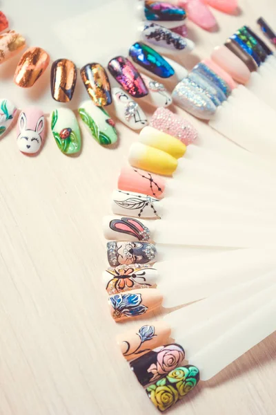 Manikür renk seçici. Tırnak örnekleri, çeşitli renk parmak çivi büyük toplama