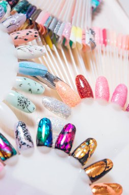 farklı renkli çivi çivi tasarım, set dekorasyonu için palet Lehçe. Çizim fırçası