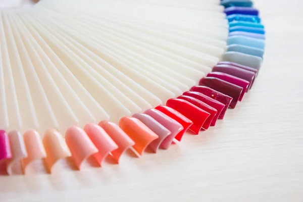 Farklı renk paletleri çivi