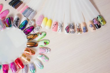 Manikür renk seçici. Tırnak örnekleri, çeşitli renk parmak çivi büyük toplama