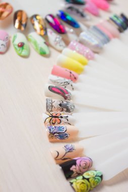 Manikür renk seçici. Tırnak örnekleri, çeşitli renk parmak çivi büyük toplama