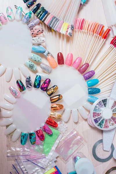 Beyaz bir arka plan üzerinde manikür için malzemeler. Stüdyo vurdu