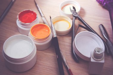 tırnak cilası ve manikür koyu ahşap arka plan ayarla