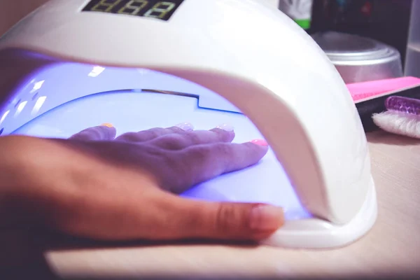 Jel metoduyla plastik çivileri yapıştırmak için UV lambası