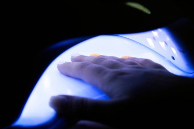 Hibrid manikür, uv lambası, tırnak plaka kür. Güzellik salonları, Manikür, Şevval Özçelik Güzellik, fotoğraf karanlık Düzenle alanı olan kadın.