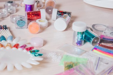 Beyaz bir arka plan üzerinde manikür için malzemeler. Stüdyo vurdu