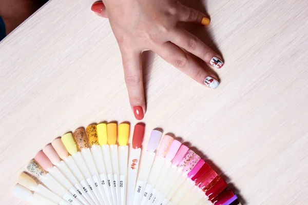 The choice of color nail Polish in the beauty salon — Stock Photo, Image