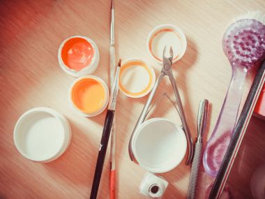 Beyaz bir arka plan üzerinde manikür için malzemeler. Stüdyo vurdu