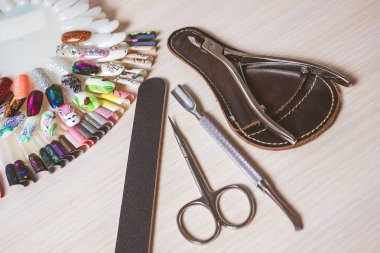 manikürcü manikür seti ve oje el bakım beyaz arka plan en iyi görünüm için çalışmak