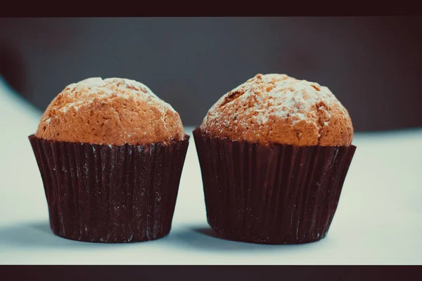 Muffins με ζάχαρη σε σκόνη σε ξύλινο υπόβαθρο ταινία τόνωση — Φωτογραφία Αρχείου