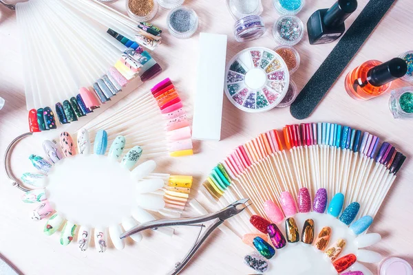 Manicureset op een houten tafel. Nagelvijltjes, verf, schaar, nagel accessoires op witte lichte achtergrond — Stockfoto