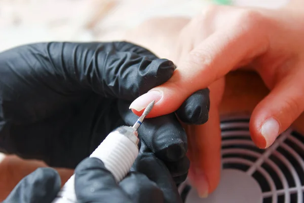 Manicure das mulheres, manicure mecânico, cuidado da mão — Fotografia de Stock