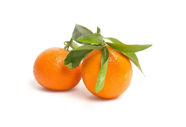 Mucchio di mandarini con foglia isolata su fondo bianco — Foto Stock