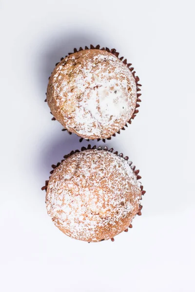 Φρέσκα σπιτικά νόστιμα muffins με ζάχαρη σε σκόνη κάτοψη — Φωτογραφία Αρχείου