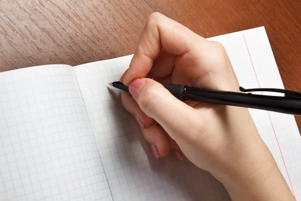 Weibliche Hände mit Stift schreiben auf Notizbuch Nahaufnahme pov — Stockfoto