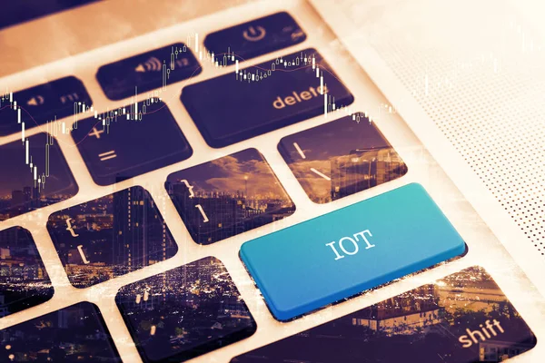 Çok (Internet Of Things): yeşil renkli buton klavye bilgisayarı kapatın. Vintage etkileri. Dijital iş ve teknoloji kavramı.