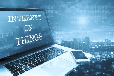Çok (Internet Of Things): Gri bilgisayar monitör ekran. Dijital iş ve teknoloji kavramı.