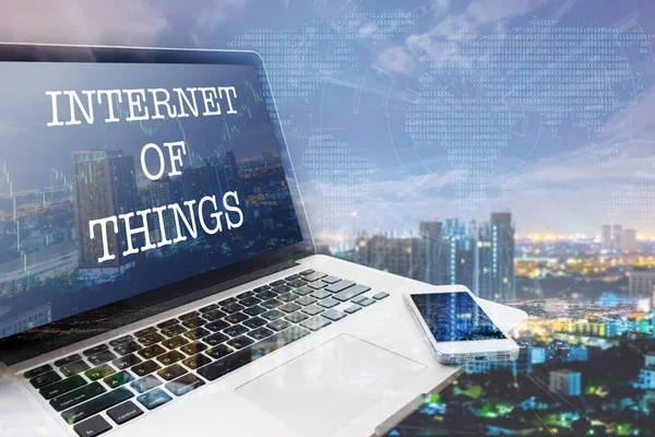 Çok (Internet Of Things): Gri bilgisayar monitör ekran. Dijital iş ve teknoloji kavramı. Çift pozlama etkileri.