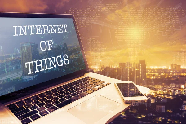 Çok (Internet Of Things): Gri ekran dizüstü bilgisayar. Vintage etkileri. Dijital iş ve teknoloji kavramı.