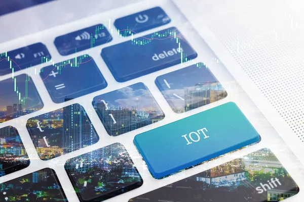 Çok (Internet Of Things): Yeşil renkli buton klavye bilgisayar. Çift pozlama etkileri. Dijital iş ve teknoloji kavramı.
