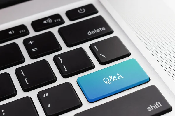 Q&A (soru ve cevap): Yeşil renkli buton klavye bilgisayar. Çift pozlama etkileri. Dijital iş ve teknoloji kavramı.