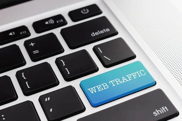 Web Trafik: yeşil renkli buton klavye bilgisayarı kapatın. Dijital iş ve teknoloji kavramı.