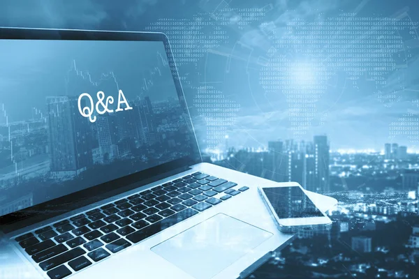 Q&A (soru ve cevap): Gri bilgisayar monitör ekran. Dijital iş ve teknoloji kavramı.
