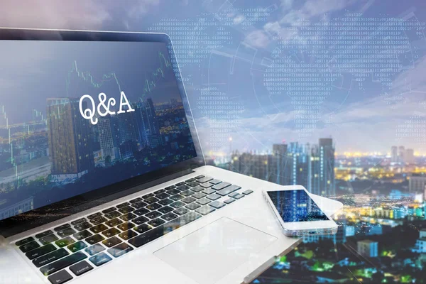 Q&A (soru ve Andswer): Gri bilgisayar monitör ekran. Dijital iş ve teknoloji kavramı. Çift pozlama etkileri.