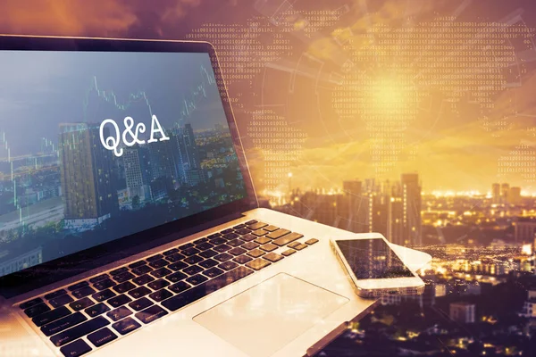 Q&A (soru ve cevap): Gri ekran dizüstü bilgisayar. Vintage etkileri. Dijital iş ve teknoloji kavramı.