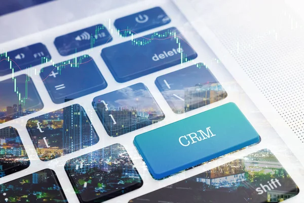 CRM (müşteri ilişkileri yönetimi): Yeşil renkli buton klavye bilgisayar. Çift pozlama etkileri. Dijital iş ve teknoloji kavramı.