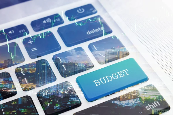 Budget: grüne Taste Tastatur Computer. Doppelbelichtung. digitales Geschäfts- und Technologiekonzept. — Stockfoto