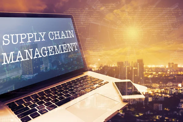 SCM (SUPPLY CHAIN MANAGEMENT): ноутбук с серым экраном. Винтажные эффекты. Концепция цифрового бизнеса и технологий . — стоковое фото