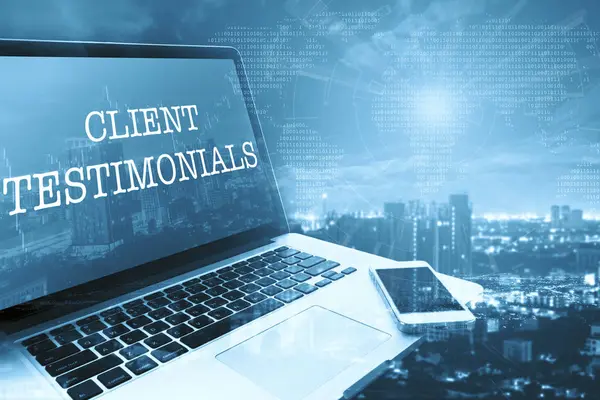 Müşteri Testimonials: Gri bilgisayar monitör ekran. Dijital iş ve teknoloji kavramı.
