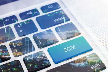 SCM (tedarik zinciri yönetimi): Yeşil renkli buton klavye bilgisayar. Çift pozlama etkileri. Dijital iş ve teknoloji kavramı.