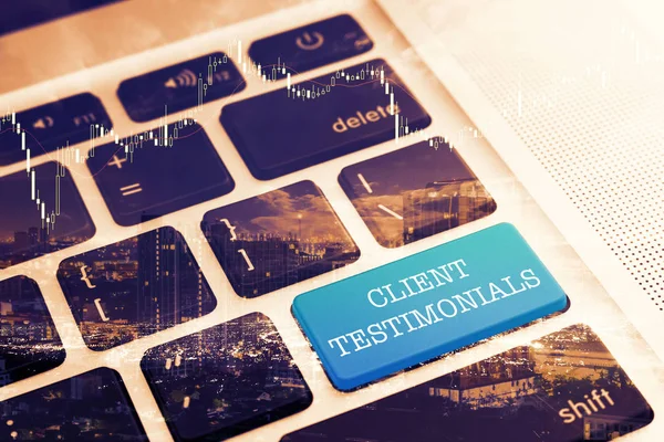 Müşteri Testimonials: yeşil renkli buton klavye bilgisayarı kapatın. Vintage etkileri. Dijital iş ve teknoloji kavramı.
